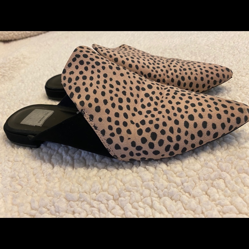 Pointed leopard print shoes